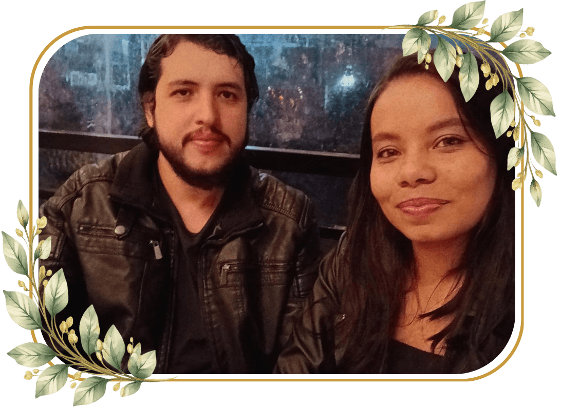 O casal abraçado em um jardim iluminado à noite
